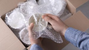 Biztonságos csomagolás kis súllyal: a buborékos fólia előnyei